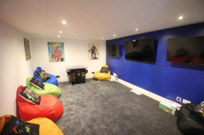Media Manor - Fully Refurbished in 2022 - Large 6 Bedrooms, 3 Bathrooms plus Media Games Room
